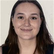 Me considero una chica muy simpática y extrovertida, llevo muchos años dando clase y cuidando niños de todas las edades